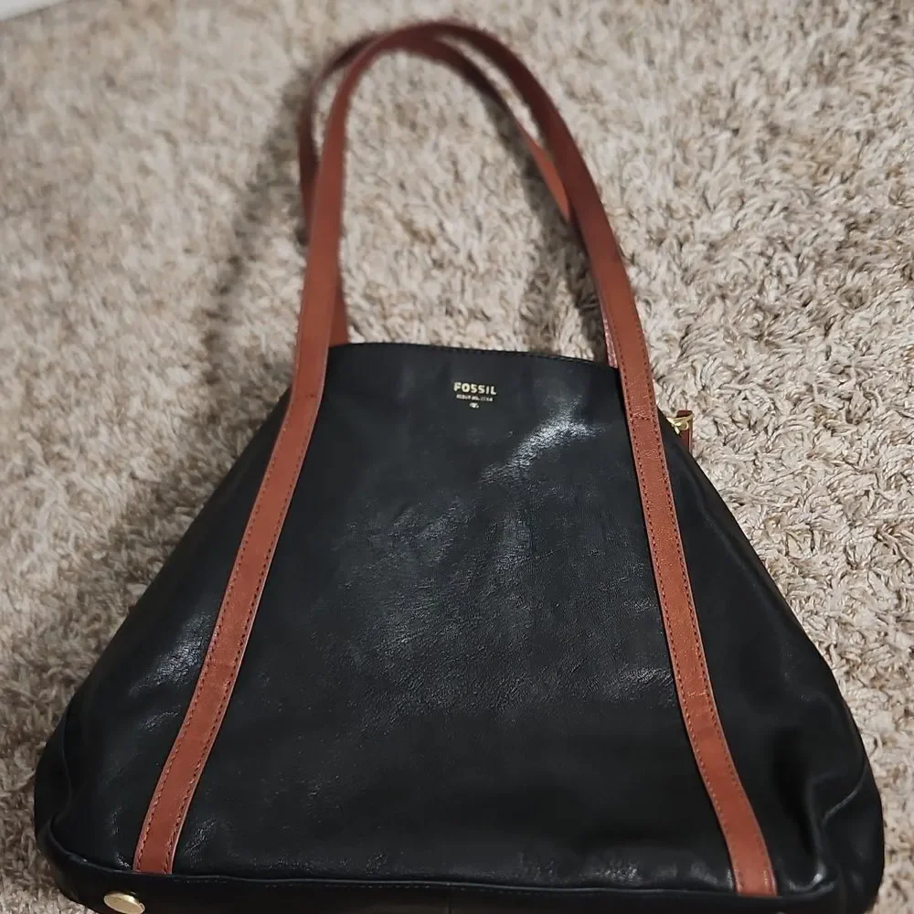Fossil Gwen Shopper Tote – Black Goat Leather + Brown Trim, Zip Sides